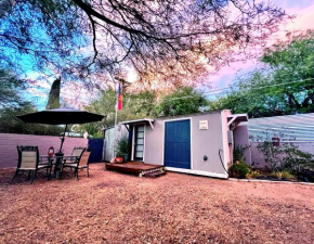 Cute Peaceful Tiny House Getaway w Backyard - Low Summer Rates!